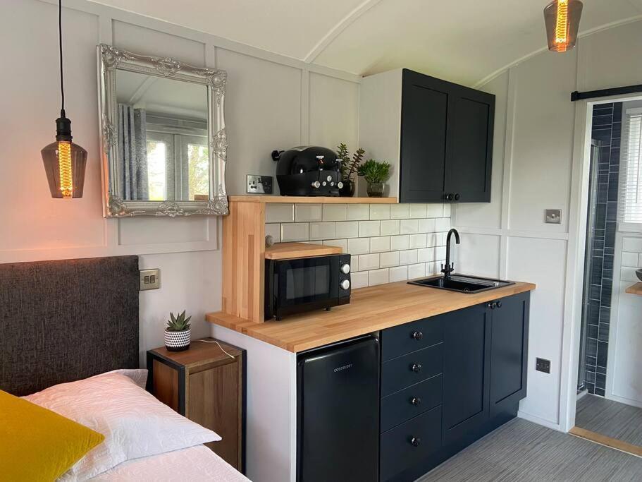 Beautiful Shepherd'S Hut ニューマーケット エクステリア 写真